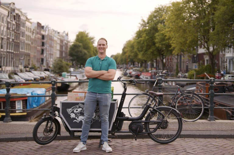 Erik van Jouw Groenteman op Amsterdamse brug